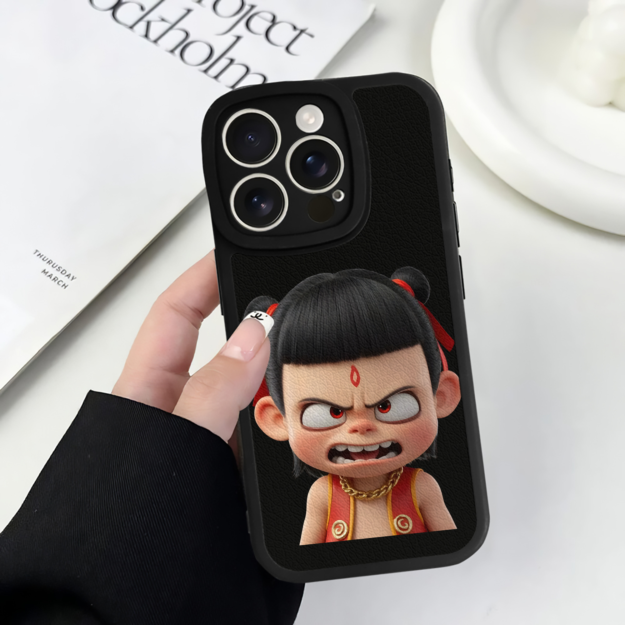 （画像用） Ne Zha 2 ナタ 魔童の大暴れ 【iPhone 16シリーズ対応】シリコンスマホケース（レザー調） 材質：シリコン